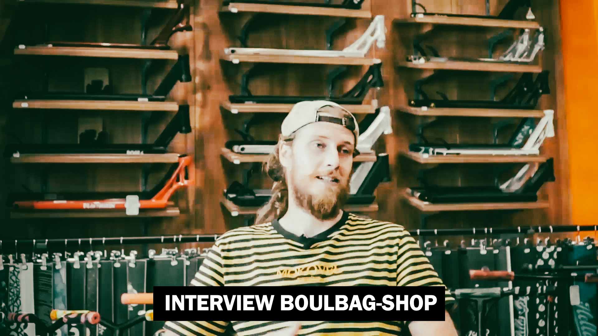 Le patron de Boulbag-shop parle à une caméra dans son magasin. Clermont-Ferrand