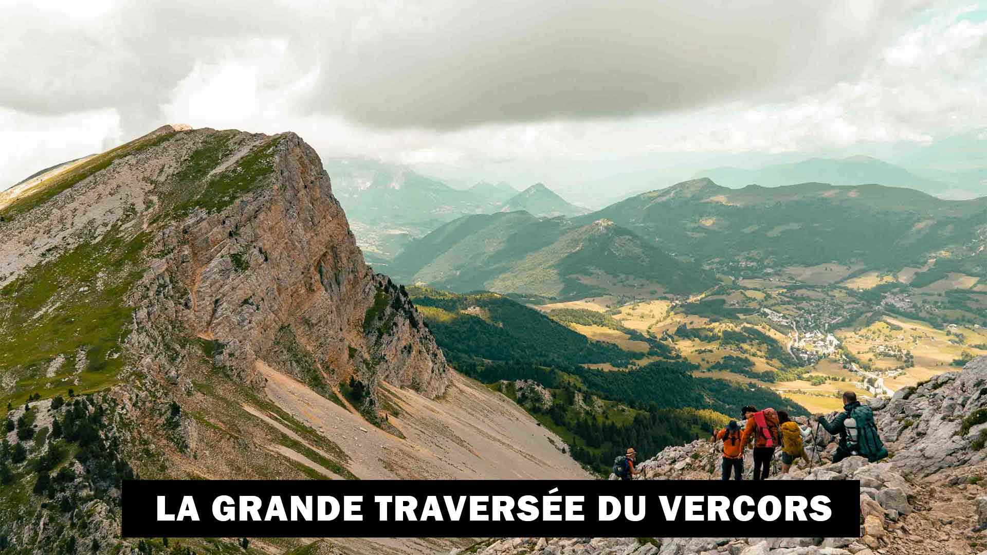 Montagne sur les haut plateaux du Vercors avec écrit la grande traversée du Vercors