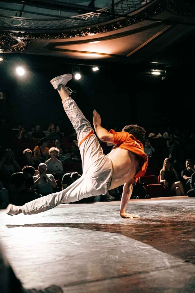 Un jeune fait une figure sur une seule main lors d'une battle Breakdance. Romain VIDAL - Vidéaste & Photographe - Clermont-Ferrand