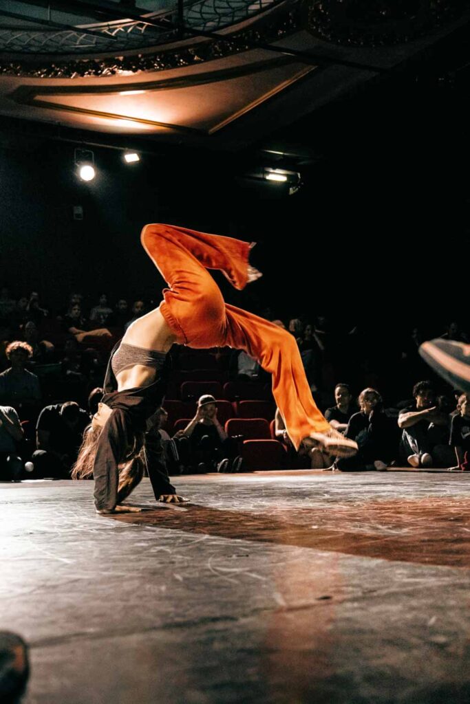 Figure acrobatique d'une fille lors d'une battle Breakdance à Clermont-Ferrand. Romain VIDAL - Vidéaste & Photographe - Clermont-Ferrand