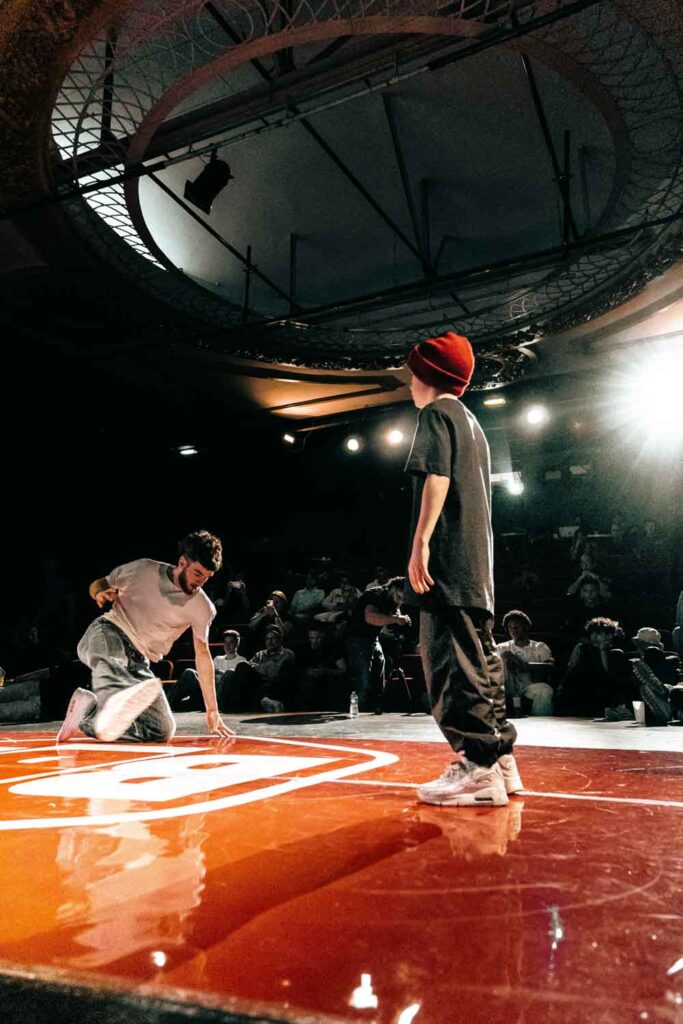 Deux hommes se font face lors d'une battle Breakdance à Clermont-Ferrand. Romain VIDAL - Vidéaste & Photographe - Clermont-Ferrand