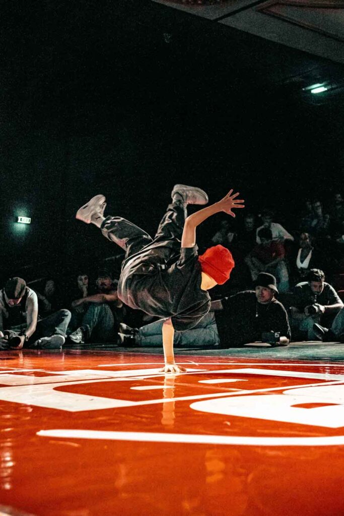 Un jeune fait une figure sur une seule main lors d'une battle Breakdance. Romain VIDAL - Vidéaste & Photographe - Clermont-Ferrand