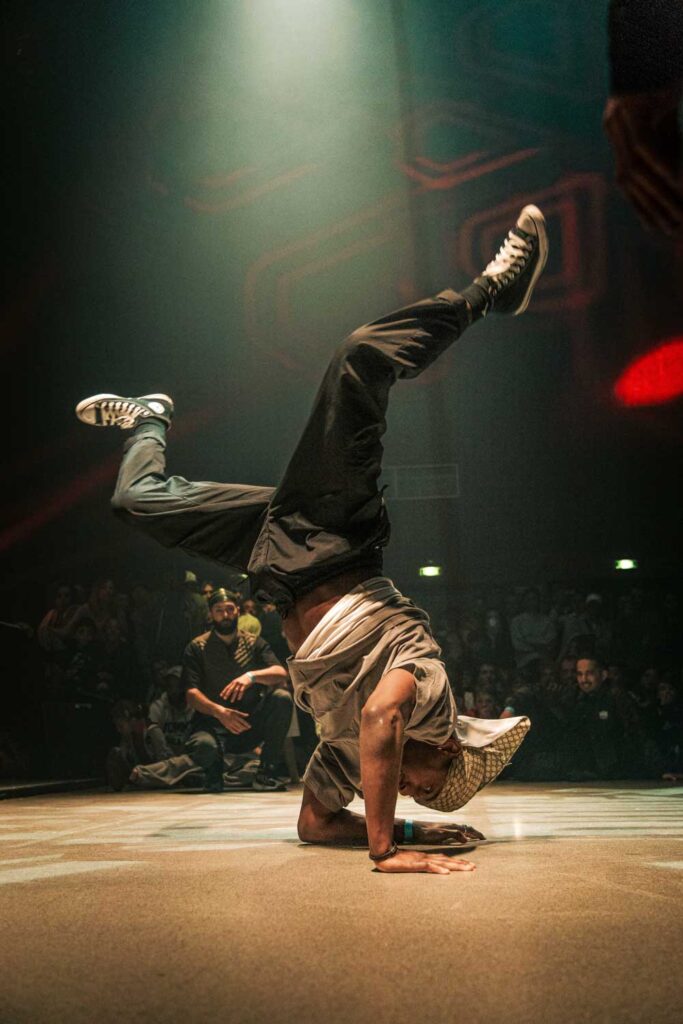 Un jeune fait une figure sur une seule main lors d'une battle Breakdance. Romain VIDAL - Vidéaste & Photographe - Clermont-Ferrand