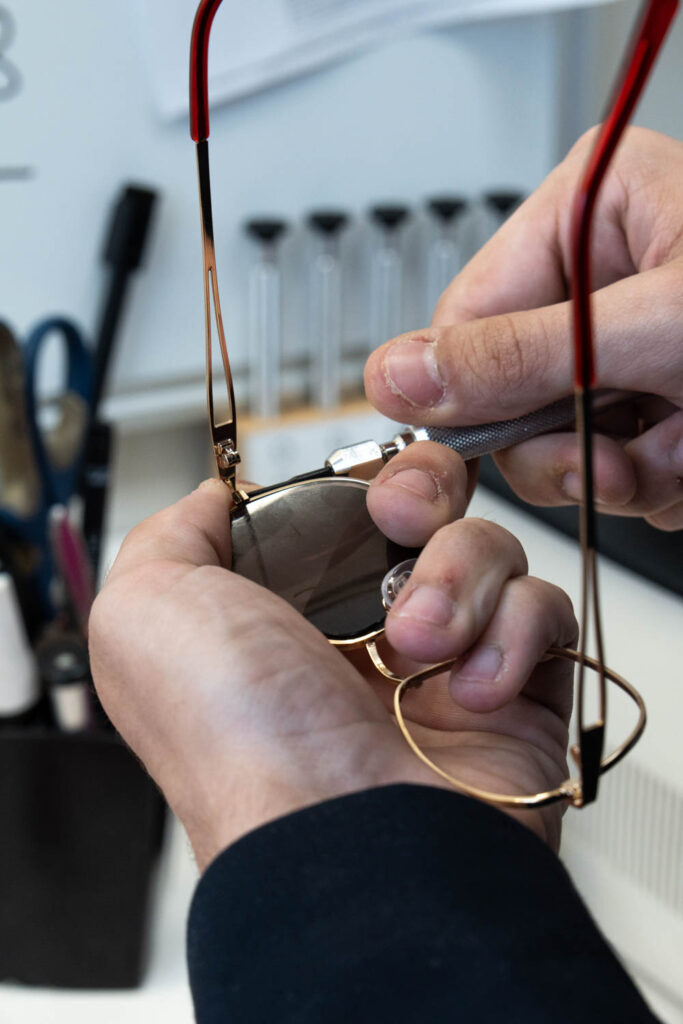 Réparation de lunettes de vue dans l'atelier d'Optic 2000