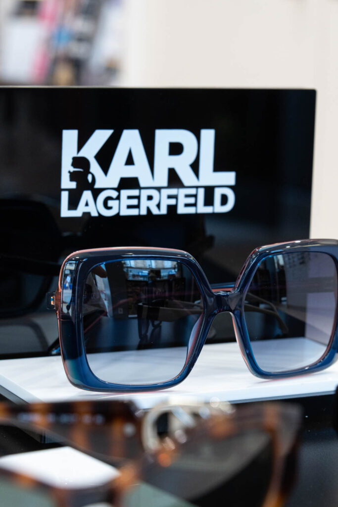 Paire de lunette de soleil Karl Lagerfeld posée sur un socle.