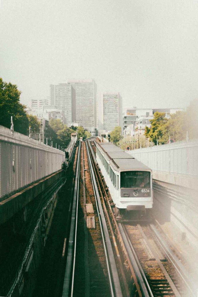 Métro sur ses railles à Paris