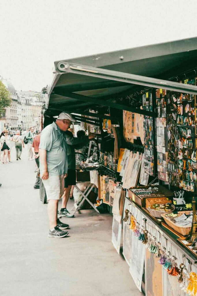 Trottoir rempli de bouquiniste à Paris en bord de Seine