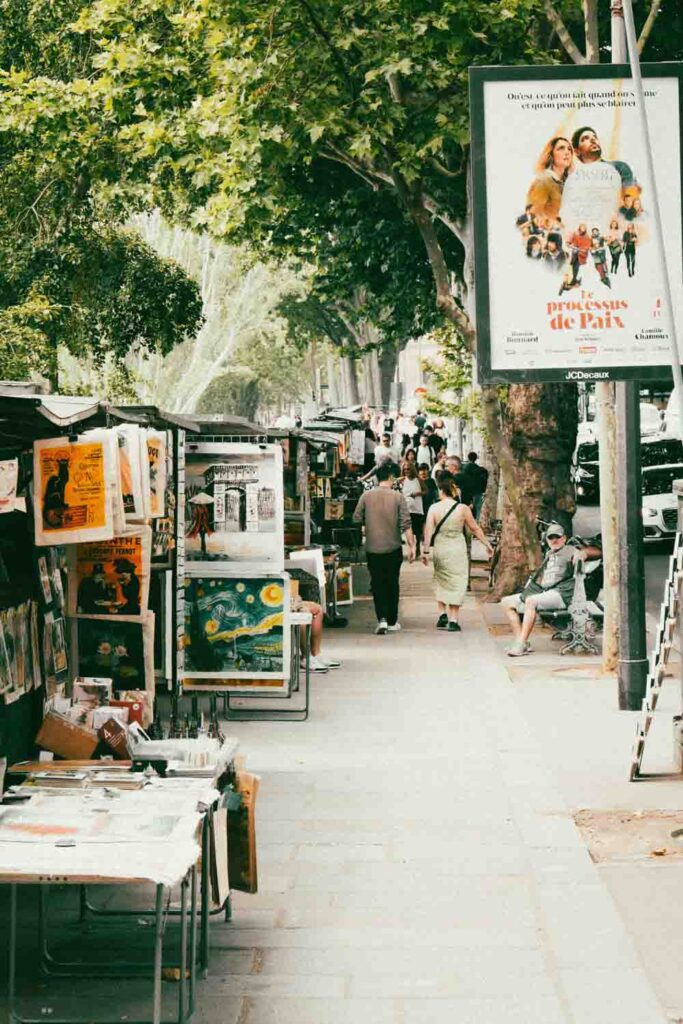 Rue passante à Paris remplie de bouquinistes.