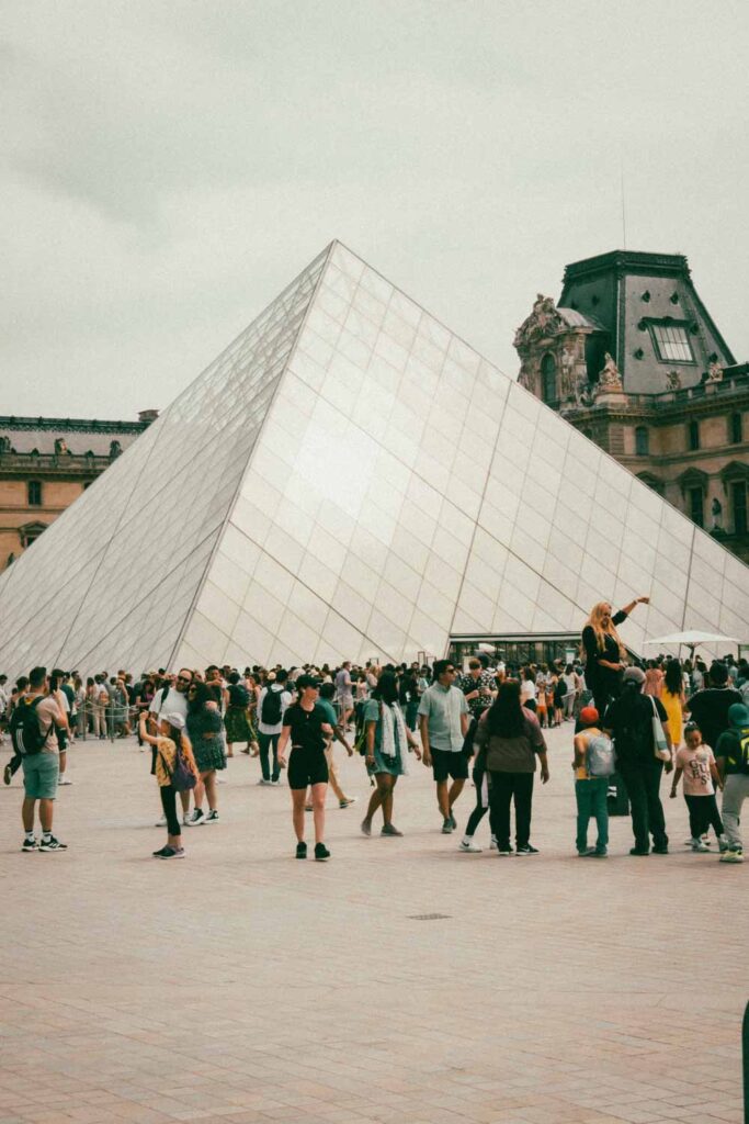 La pyramide du Louvre avec une foule autour.