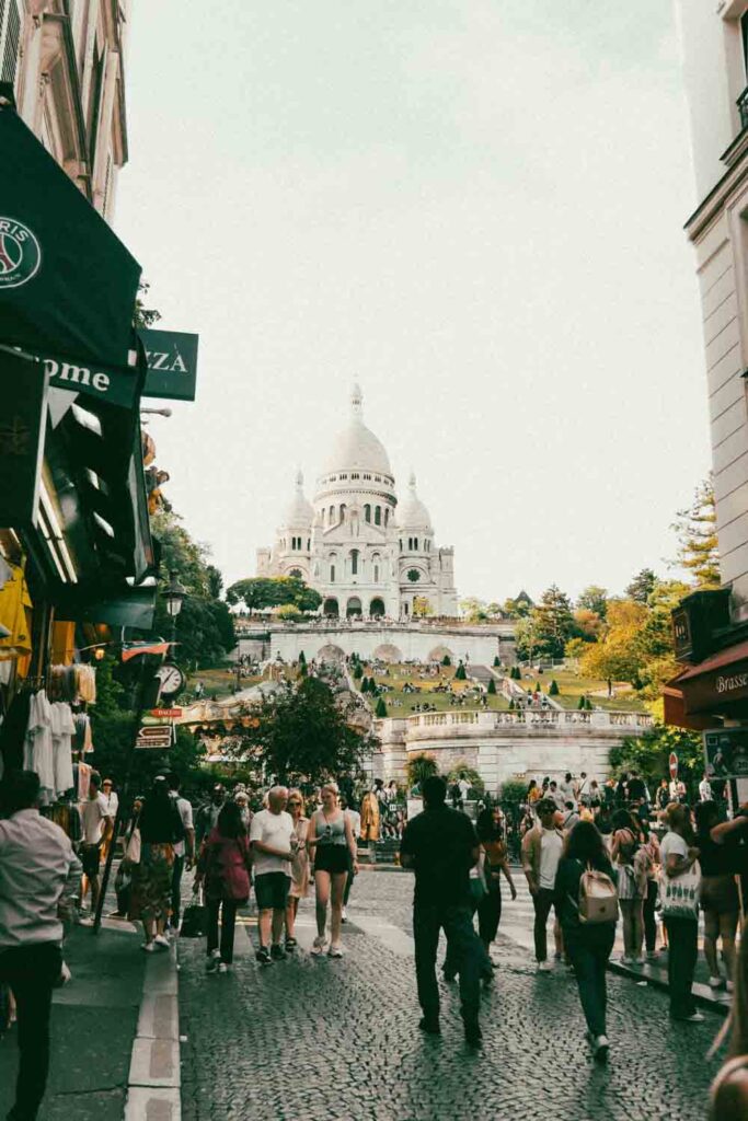 La basilique du Sacré Cœur de Montmartre vue d'une rue piétonne en contre bas