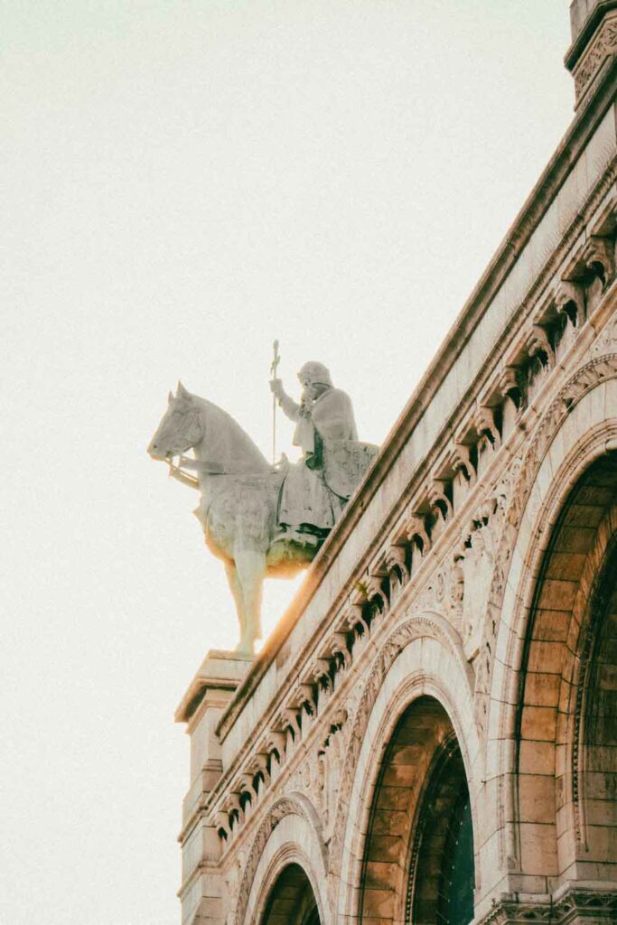 Statue sur la Basilique du Sacré Cœur de Montmartre.