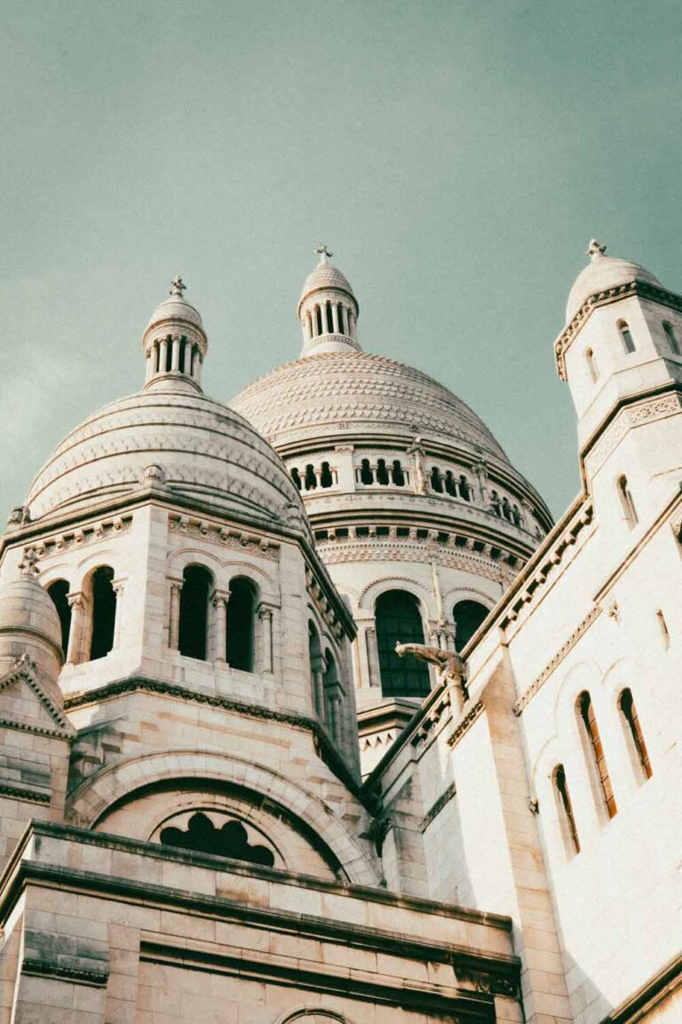 La basilique du Sacré-Cœur de Montmartre vue d'en bas. Vidéaste & Photographe