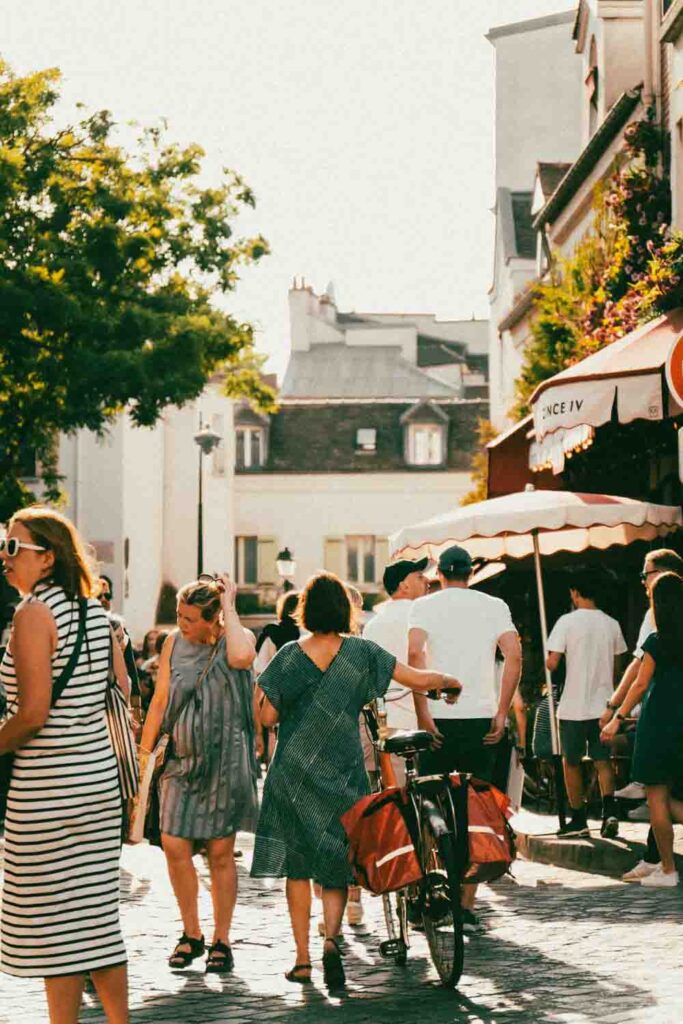 Rue passante dans le quartier Montmartre à Paris