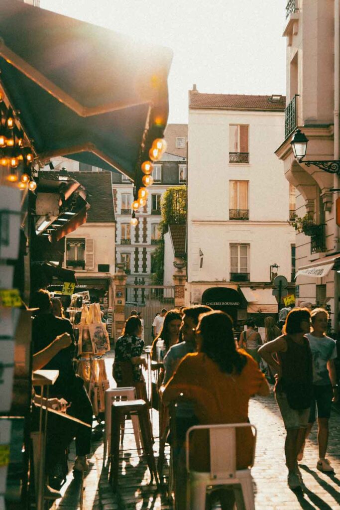 Bar en terrasse dans le quartier Montmartre à Paris