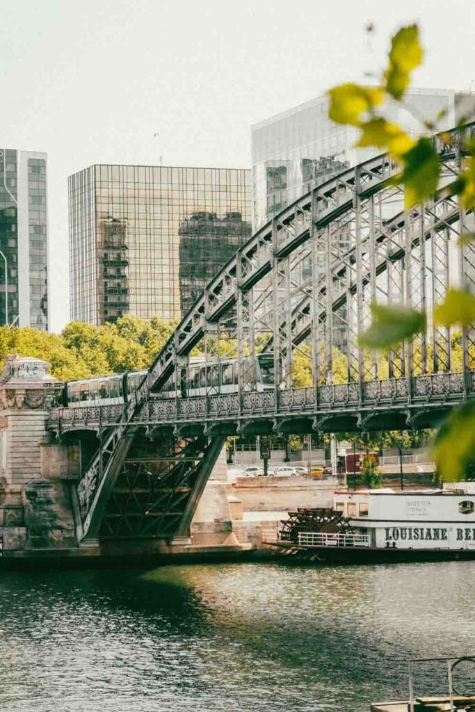 Métro passant sur un pont au dessus de la Seine