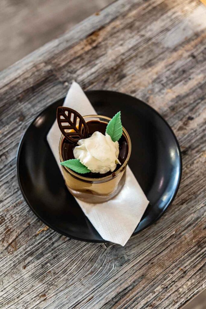 Assiette de dessert avec une poire au chocolat