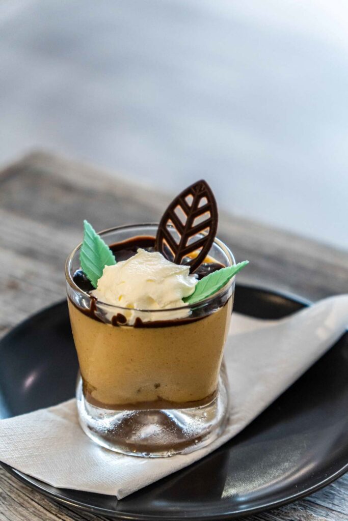 Assiette de dessert avec une poire au chocolat