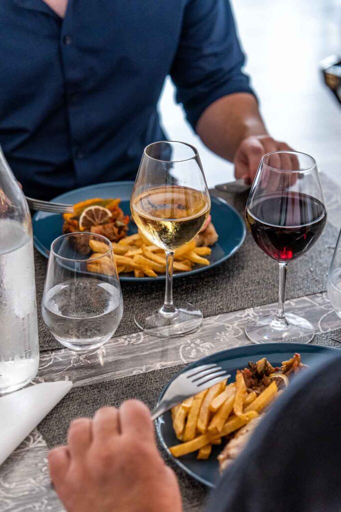 Deux personnes qui mangent des frites au restaurant