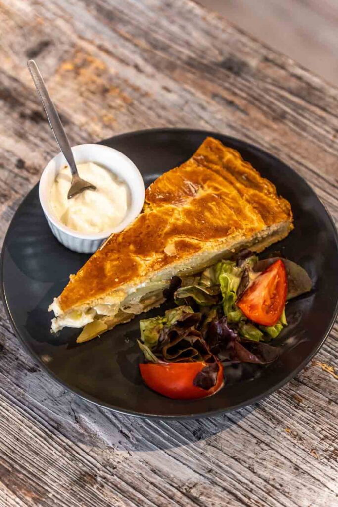 Entrée de repas avec un feuilleté et de la salade