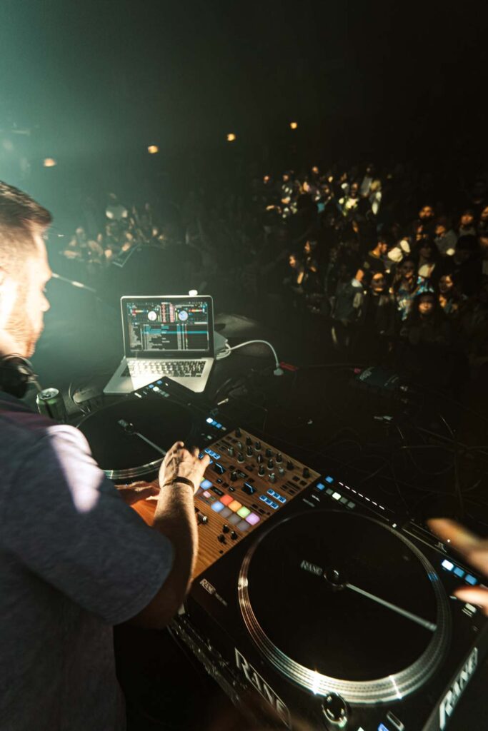 DJ aux platines lors d'un afterwork. Romain VIDAL - Vidéaste & Photographe - Clermont-Ferrand