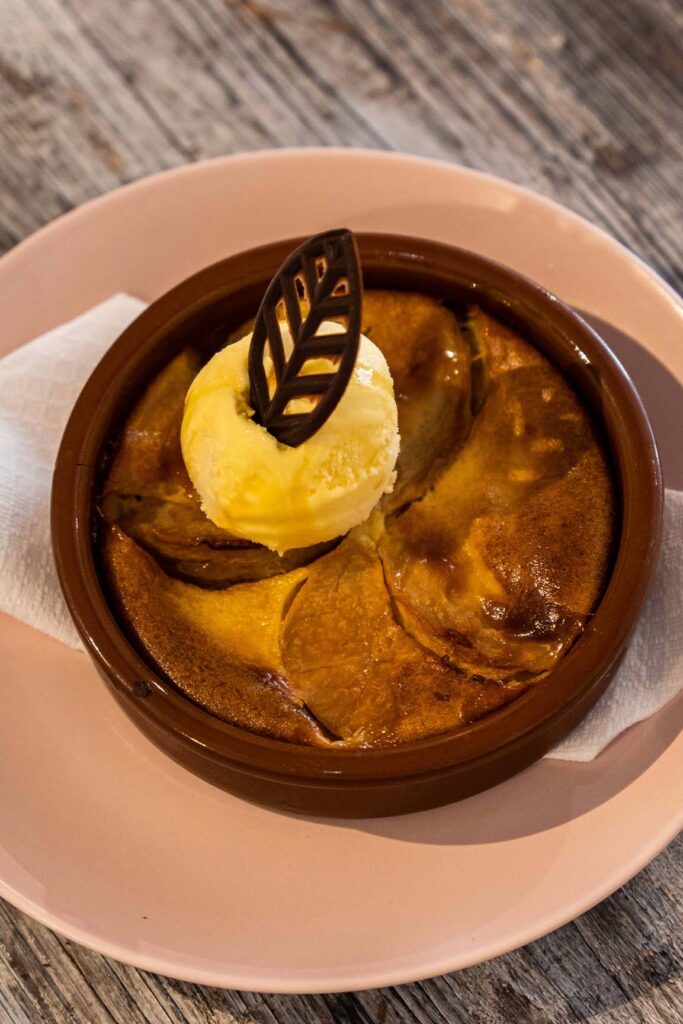 Dessert à la pomme avec une boule de glace