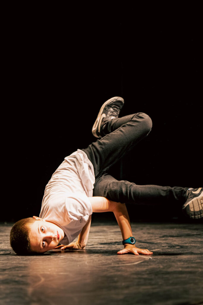 Un jeune fait une figure sur une seule main lors d'une battle Breakdance. Romain VIDAL - Vidéaste & Photographe - Clermont-Ferrand