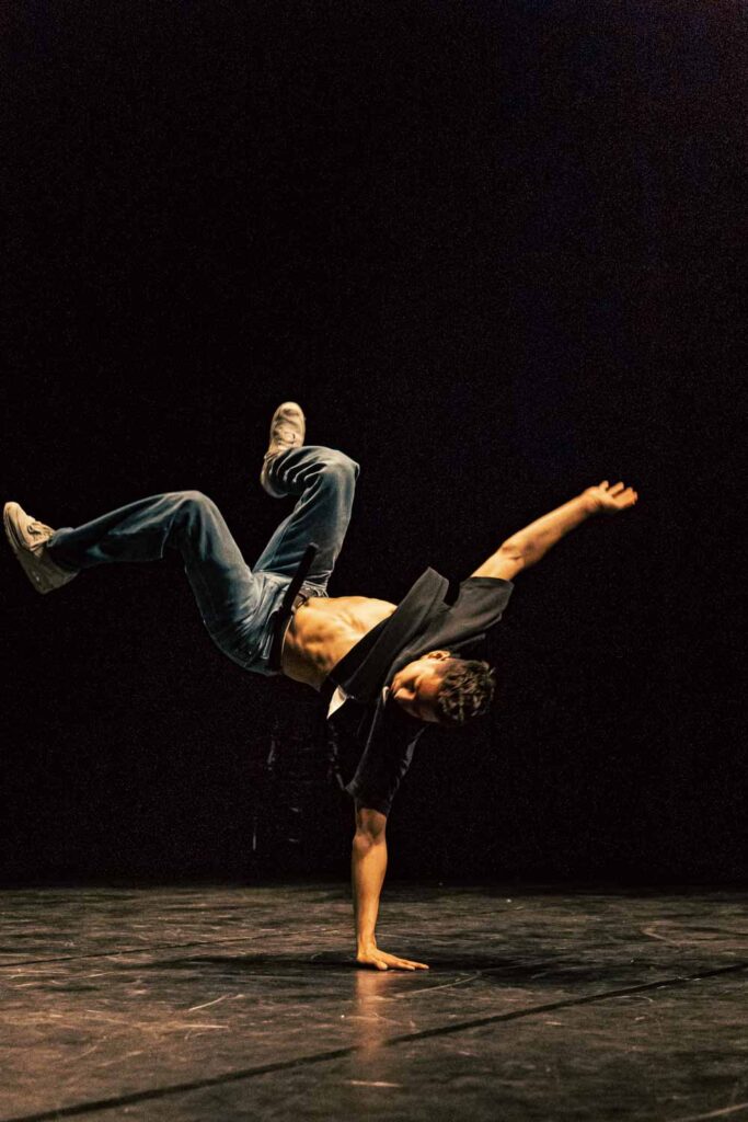 Un jeune fait une figure sur une seule main lors d'une battle Breakdance. Romain VIDAL - Vidéaste & Photographe - Clermont-Ferrand